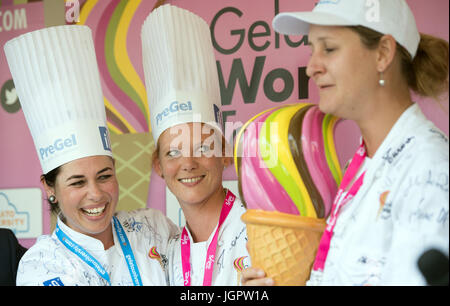 Berlin, Allemagne. 09 juillet 2017. Linda Peterlunger (l-r), Manuela Strabler et Katarina Rankovic d Eismanufaktur Kolibri à Wolfurt, Autriche, célébrer leur victoire avec crème glacée faite de yaourt, de citron, de menthe et de blackberry à l'Gelato World Tour à la Potsdamer Platz à Berlin, Allemagne, 9 juillet 2017. Les seize meilleurs fabricant de crème glacée de l'Allemagne ont présenté leurs compétences, du 7 au 9 juillet à la Place de Potsdam et ont été jugés par un jury et le public. Photo : Soeren Stache/dpa/Alamy Live News Banque D'Images