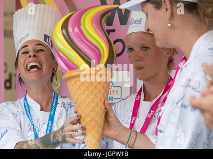 Berlin, Allemagne. 09 juillet 2017. Linda Peterlunger (l-r), Manuela Strabler et Katarina Rankovic d Eismanufaktur Kolibri à Wolfurt, Autriche, célébrer leur victoire avec crème glacée faite de yaourt, de citron, de menthe et de blackberry à l'Gelato World Tour à la Potsdamer Platz à Berlin, Allemagne, 9 juillet 2017. Les seize meilleurs fabricant de crème glacée de l'Allemagne ont présenté leurs compétences, du 7 au 9 juillet à la Place de Potsdam et ont été jugés par un jury et le public. Photo : Soeren Stache/dpa/Alamy Live News Banque D'Images