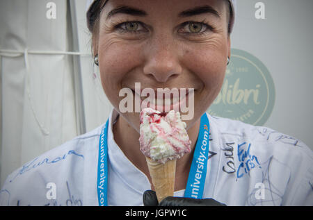 Berlin, Allemagne. 09 juillet 2017. Linda Peterlunger Eismanufaktur gagnant de Kolibri à Wolfurt, en Autriche, présente sa crème glacée faite de yaourt, de citron, de menthe et de blackberry à l'Gelato World Tour à la Potsdamer Platz à Berlin, Allemagne, 9 juillet 2017. Les seize meilleurs fabricant de crème glacée de l'Allemagne ont présenté leurs compétences, du 7 au 9 juillet à la Place de Potsdam et ont été jugés par un jury et le public. Photo : Soeren Stache/dpa/Alamy Live News Banque D'Images