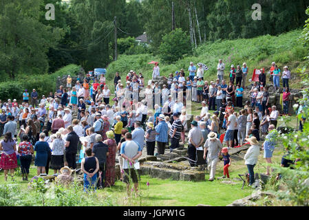 Grindleford Derbyshire, Royaume-Uni. 09 juillet 2017. Des centaines de catholiques du diocèse de Hallam et Nottingham assister à la messe à l'Assemblée Padley Pèlerinage à Padley Chapelle. Le pèlerinage a débuté en 1898 à l'honneur deux prêtres catholiques, Nicholas Garlick et Robert Ludlum, qui, après avoir été ordonnés prêtres sur le continent, de haute trahison commis par son retour en Angleterre. Ils ont été arrêtés à Padley Manor et exécuté à Derby en 1588. Crédit : John Fryer/Alamy Live News Banque D'Images