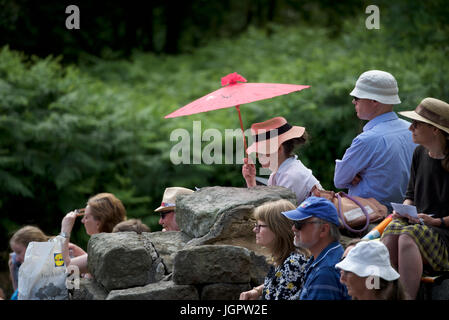 Grindleford Derbyshire, Royaume-Uni. 09 juillet 2017. Des centaines de catholiques du diocèse de Hallam et Nottingham assister à la messe à l'Assemblée Padley Pèlerinage à Padley Chapelle. Le pèlerinage a débuté en 1898 à l'honneur deux prêtres catholiques, Nicholas Garlick et Robert Ludlum, qui, après avoir été ordonnés prêtres sur le continent, de haute trahison commis par son retour en Angleterre. Ils ont été arrêtés à Padley Manor et exécuté à Derby en 1588. Crédit : John Fryer/Alamy Live News Banque D'Images