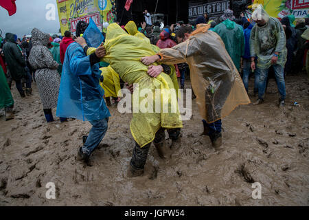 La Russie, Zavidovo bolchoyé. 8e juillet, 2017. Spectateurs au festival de musique rock Nashestvie-2017 près du village Bolchoyé de Zavidovo en région de Tver, Russie Crédit : Nikolay Vinokourov/Alamy Live News Banque D'Images