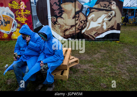 La Russie, bolchoyé Zavidovo, 8 juillet, 2017. Les spectateurs à l'Nashestvie-2017 festival de musique rock sur l'arrière-plan de baiser fraternel entre Leonid Brejnev et Erich Honecker, Russie Banque D'Images