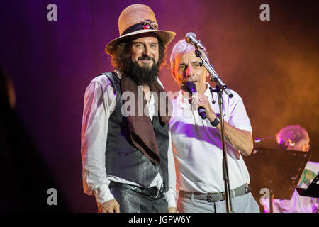 Lugano, Suisse. 08 juillet, 2017. Le chanteur et auteur-compositeur italien Vinicio Capossela effectue sur scène à Piazza Della Riforma durant la "Estiv Banque D'Images