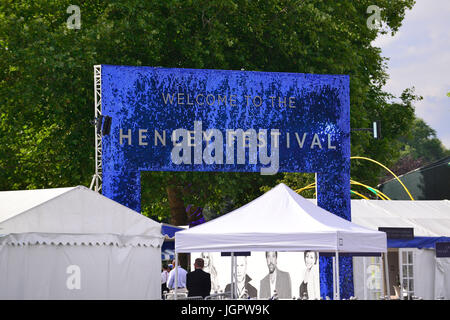Henely-on-Thames, Royaume-Uni. 9Th Aug, 2017. L'entrée du Festival Henley sur finale nuit . Le Festival qui utilisez le paramètre dans les tribunes et à l'Intendant boîtier sur la rivière de la Régate royale de la semaine précédente. La facturation de ce soir : ex-spice girl Melanie C. La scène flottante d'autres tentes et de marques, Tashkezar. sept pièces superband de toute l'Europe, d'Asie et d'Afrique .Rose Matafeo, Best Newcomer au Melbourne International Comedy Festival Copyright Crédit : Gary Blake/Alamy Live News Banque D'Images