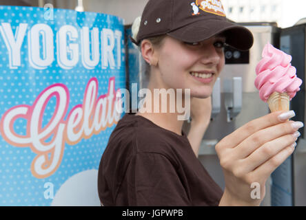 Berlin, Allemagne. 09 juillet 2017. Lena présente ses grenades d'une glace à la Gelato World Tour à la Potsdamer Platz à Berlin, Allemagne, 9 juillet 2017. Les seize meilleurs fabricant de crème glacée de l'Allemagne ont présenté leurs compétences, du 7 au 9 juillet à la Place de Potsdam et ont été jugés par un jury et le public. Photo : Soeren Stache/dpa/Alamy Live News Banque D'Images