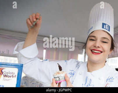 Berlin, Allemagne. 09 juillet 2017. Angelika Kaswalder de Berlin présente sa crème glacée faite de chocolat, châtaigne et crème à la glace World Tour à la Potsdamer Platz à Berlin, Allemagne, 9 juillet 2017. Les seize meilleurs fabricant de crème glacée de l'Allemagne ont présenté leurs compétences, du 7 au 9 juillet à la Place de Potsdam et ont été jugés par un jury et le public. Photo : Soeren Stache/dpa/Alamy Live News Banque D'Images