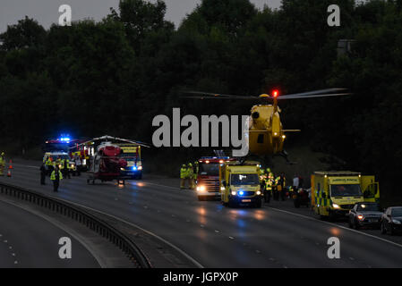 Accident fermé M11 près de Bishops Stortford, Harlow, Essex, Royaume-Uni. Trois personnes emmenées à l'hôpital. Deux hélicoptères ambulanciers aériens étaient présents, soutenant de nombreuses unités terrestres. L'homme a été accusé de conduite en état d'ivresse Banque D'Images