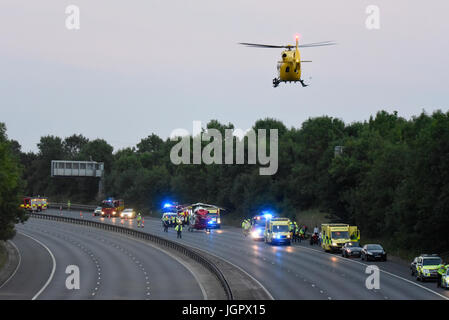 Accident fermé M11 près de Bishops Stortford, Harlow, Essex, Royaume-Uni. Trois personnes emmenées à l'hôpital. Deux hélicoptères ambulanciers aériens étaient présents, soutenant de nombreuses unités terrestres. L'homme a été accusé de conduite en état d'ivresse Banque D'Images