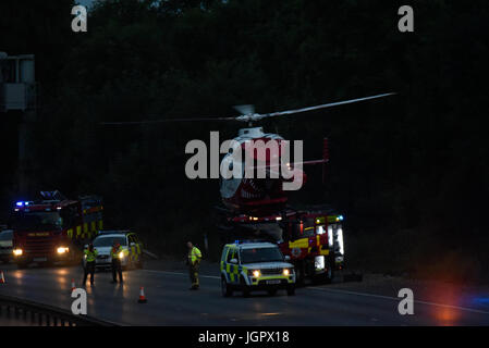 Accident fermé M11 près de Bishops Stortford, Harlow, Essex, Royaume-Uni. Trois personnes emmenées à l'hôpital. Deux hélicoptères ambulanciers aériens étaient présents, soutenant de nombreuses unités terrestres. L'homme a été accusé de conduite en état d'ivresse Banque D'Images