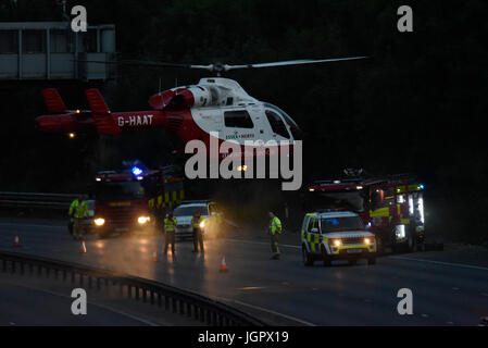 Accident fermé M11 près de Bishops Stortford, Harlow, Essex, Royaume-Uni. Trois personnes emmenées à l'hôpital. Deux hélicoptères ambulanciers aériens étaient présents, soutenant de nombreuses unités terrestres. L'homme a été accusé de conduite en état d'ivresse Banque D'Images