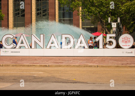 Edmonton, Canada. 9Th Aug, 2017. Canada 150 à l'Edmonton Churchill Square Crédit : RGfoto/Alamy Live News Banque D'Images