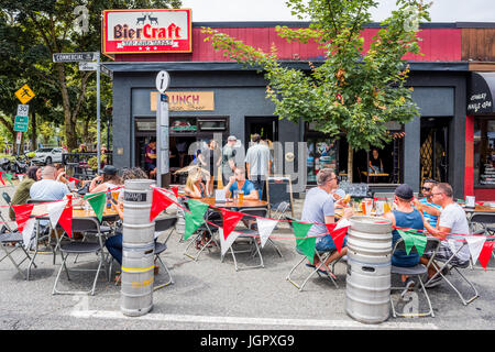 Vancouver, Canada. 9Th Aug, 2017. BierCraft patio, la Journée sans voiture, Commercial Drive, Vancouver, Colombie-Britannique, Canada. Crédit : Michael Wheatley/Alamy Live News Banque D'Images