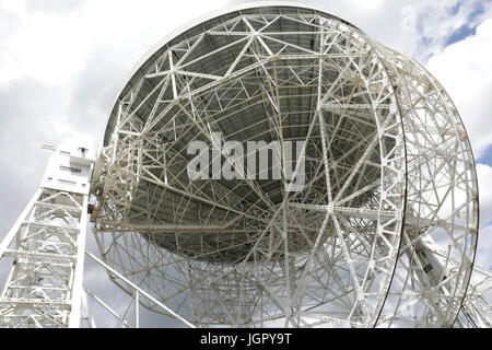 Macclesfield, Royaume-Uni. 8e juillet, 2017. Festival 2017 Bluedot. Un festival de trois jours à explorer les domaines de la musique, la science, la technologie et les arts, qui aura lieu à l'observatoire de Jodrell Bank, Macclesfield Juillet 2017. Photo - Jodrelll radiotélescope Banque Crédit : David Stock/Alamy Live News Banque D'Images