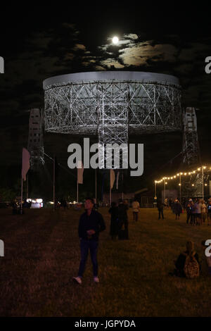 Macclesfield, Royaume-Uni. 8e juillet, 2017. Festival 2017 Bluedot. Un festival de trois jours à explorer les domaines de la musique, la science, la technologie et les arts, qui aura lieu à l'observatoire de Jodrell Bank, Macclesfield Juillet 2017. Photo - clair de lune sur le radiotélescope de Jodrell Bank Crédit : David Stock/Alamy Live News Banque D'Images