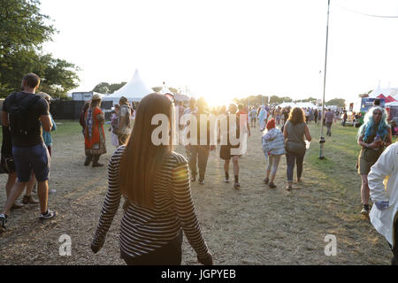 Macclesfield, Royaume-Uni. 8e juillet, 2017. Festival 2017 Bluedot. Un festival de trois jours à explorer les domaines de la musique, la science, la technologie et les arts, qui aura lieu à l'observatoire de Jodrell Bank, Macclesfield Juillet 2017. Photo - La Bohème traverser l'arène principale Crédit : David Stock/Alamy Live News Banque D'Images