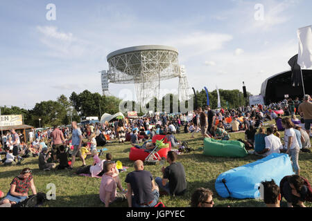 Macclesfield, Royaume-Uni. 8e juillet, 2017. Festival 2017 Bluedot. Un festival de trois jours à explorer les domaines de la musique, la science, la technologie et les arts, qui aura lieu à l'observatoire de Jodrell Bank, Macclesfield Juillet 2017. Photo - Vue générale du radiotélescope de Jodrell et festival main stage Crédit : David Stock/Alamy Live News Banque D'Images