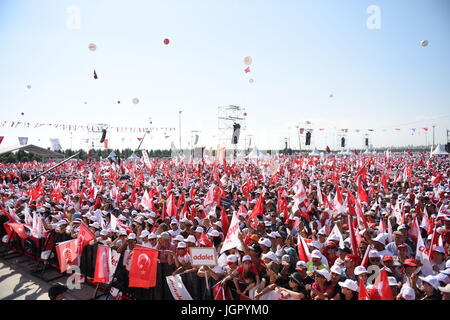 Istanbul, Turquie. 09 juillet 2017. Les gens prennent part à un rassemblement à Istanbul, Turquie, le 9 juillet 2017. Un soi-disant Mars lancé par la Justice du principal parti d'opposition de la Turquie d'Ankara le dimanche a abouti à un rassemblement de masse à Istanbul, dans lequel le chef du parti a présenté 10 points offres y compris la levée de l'état d'urgence en vigueur dans le service d'une tentative de coup d'État en juillet de l'année dernière. Crédit : Il Canling/Xinhua/Alamy Live News Banque D'Images