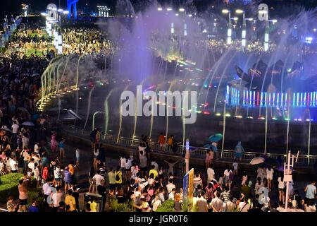 Jinan, Chine, la province de Shandong. 09 juillet 2017. Personnes voir la fontaine musicale à Station Square à Jinan, capitale de la province de Shandong en Chine orientale, le 9 juillet 2017. Credit : Guo Xulei/Xinhua/Alamy Live News Banque D'Images