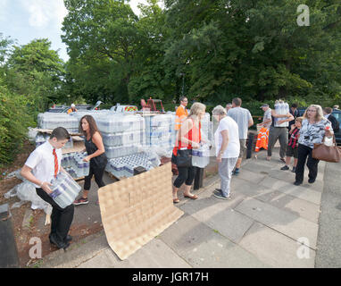 Biggin Hill, Bromley, Londres, Royaume-Uni. 10 juillet, 2017. Des résidents de London service jusqu'à pas d'approvisionnement en eau, dans le TN16, TN14, CRO, BR2. Thames Water, distribuer des fournitures d'eau d'urgence après un éclatement d'un tuyau il y a deux jours. Crédit : Tony Watson/Alamy Live News Banque D'Images