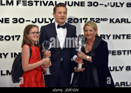 Karlovy Vary, République tchèque. 08 juillet, 2017. L'acteur américain Jeremy Renner (centre) a remporté le Prix du président du Festival pour une contribution majeure à l'élaboration du film lors de la cérémonie de clôture à Karlovy Vary, République tchèque, le 8 juillet 2017. Renner est connu pour son rôle de super-héros fictif l'Hawkeye dans les Avengers. Sur la droite se trouve sa mère. À gauche est fille de la cinéaste bosniaque Alen Drljevic avec prix. Le prix spécial est allé aux hommes ne pleurent pas par les anciens combattants d'Alen Drljevic à propos de la guerre en Yougoslavie et de leurs traumatismes. Credit : Slavomir Kubes/CTK Photo/Alamy Live News Banque D'Images