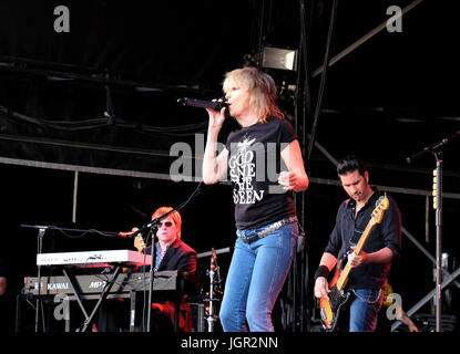 Great Tew, Oxfordshire, UK. 09 juillet 2017. Cornbury Festival Jour 3 - Chrissie Hynde avec le groupe de rock anglo-américain des prétendants à Cornbury Festival, Oxfordshire 9 Juillet 2017 : Crédit photographique DFP/Alamy Live News Banque D'Images