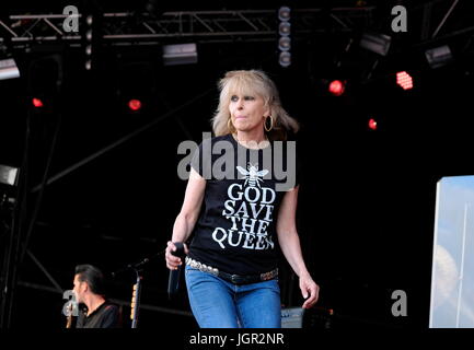 Great Tew, Oxfordshire, UK. 09 juillet 2017. Cornbury Festival Jour 3 - Chrissie Hynde avec le groupe de rock anglo-américain des prétendants à Cornbury Festival, Oxfordshire 9 Juillet 2017 : Crédit photographique DFP/Alamy Live News Banque D'Images