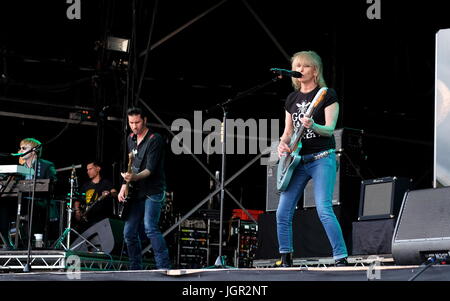 Great Tew, Oxfordshire, UK. 09 juillet 2017. Cornbury Festival Jour 3 - Chrissie Hynde avec le groupe de rock anglo-américain des prétendants à Cornbury Festival, Oxfordshire 9 Juillet 2017 : Crédit photographique DFP/Alamy Live News Banque D'Images