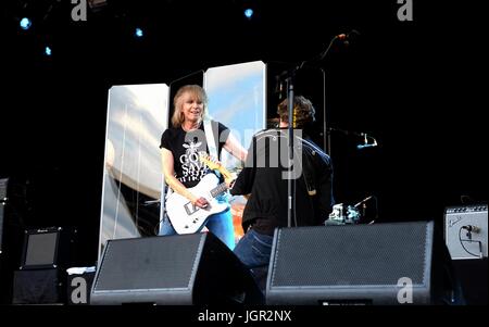 Great Tew, Oxfordshire, UK. 09 juillet 2017. Cornbury Festival Jour 3 - Chrissie Hynde avec le groupe de rock anglo-américain des prétendants à Cornbury Festival, Oxfordshire 9 Juillet 2017 : Crédit photographique DFP/Alamy Live News Banque D'Images