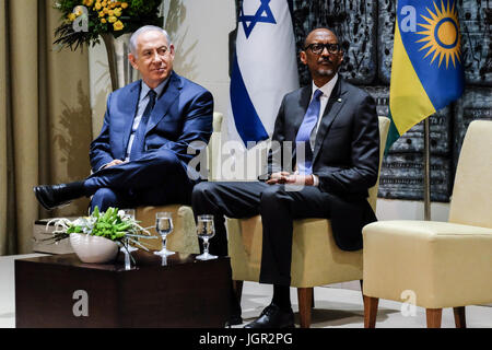 Jérusalem, Israël. 10 juillet, 2017. Le Président israélien Rivlin organise une cérémonie de bienvenue pour le président rwandais Paul Kagame (R), à la résidence du Président, avant une réunion de travail entre les deux. Le Premier ministre israélien Benjamin Netanyahu (L) rejoint les Présidents, dépassant le protocole diplomatique traditionnelle. Credit : Alon Nir/Alamy Live News Banque D'Images