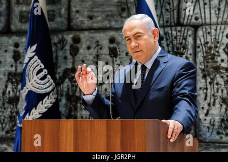 Jérusalem, Israël. 10 juillet, 2017. Le Premier ministre israélien Benjamin Netanyahu fournit une déclaration dans une cérémonie de bienvenue pour le président rwandais Kagamé organisée par le président israélien Rivlin à la résidence du Président. Présence de Netanyahou protocole diplomatique traditionnelle dépasse. Credit : Alon Nir/Alamy Live News Banque D'Images