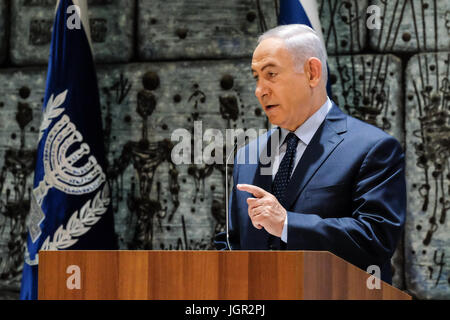 Jérusalem, Israël. 10 juillet, 2017. Le Premier ministre israélien Benjamin Netanyahu fournit une déclaration dans une cérémonie de bienvenue pour le président rwandais Kagamé organisée par le président israélien Rivlin à la résidence du Président. Présence de Netanyahou protocole diplomatique traditionnelle dépasse. Credit : Alon Nir/Alamy Live News Banque D'Images