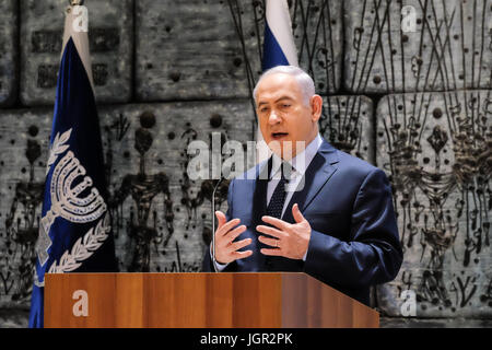 Jérusalem, Israël. 10 juillet, 2017. Le Premier ministre israélien Benjamin Netanyahu fournit une déclaration dans une cérémonie de bienvenue pour le président rwandais Kagamé organisée par le président israélien Rivlin à la résidence du Président. Présence de Netanyahou protocole diplomatique traditionnelle dépasse. Credit : Alon Nir/Alamy Live News Banque D'Images