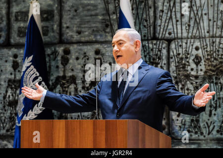 Jérusalem, Israël. 10 juillet, 2017. Le Premier ministre israélien Benjamin Netanyahu fournit une déclaration dans une cérémonie de bienvenue pour le président rwandais Kagamé organisée par le président israélien Rivlin à la résidence du Président. Présence de Netanyahou protocole diplomatique traditionnelle dépasse. Credit : Alon Nir/Alamy Live News Banque D'Images