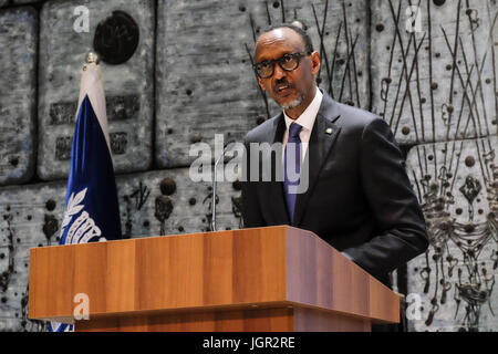 Jérusalem, Israël. 10 juillet, 2017. Le président rwandais Paul Kagame, fournit une déclaration à une cérémonie de bienvenue pour Kagame organisée par le président israélien Rivlin à la résidence du Président. Le Premier Ministre israélien, Benyamin Nétanyahou, a rejoint les Présidents, dépassant le protocole diplomatique traditionnelle. Credit : Alon Nir/Alamy Live News Banque D'Images