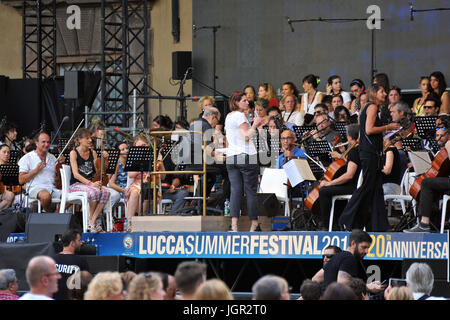 Lucca Summer Festival 2017. 09/07/2017-Lucca-Italy Music Concert événement au Festival d'été de Lucques par Ennio Morricone de toutes les bandes originales de ses films qui ont accompagné l'histoire du cinéma italien. Dans la Photo : Le Maître et le compositeur Ennio Morricone au cours de l'après-midi de répétitions. Pour RobertoCappa le photojournalisme. Banque D'Images