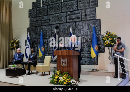 Jérusalem, Israël. 10 juillet, 2017. Le Président de l'état d'Israël, Reuven Rivlin, organise une cérémonie de bienvenue pour le président rwandais Paul Kagame, à la résidence du Président, avant de déclarations publiques et une réunion de travail entre les deux. Le Premier ministre israélien Benjamin Netanyahu a rejoint les Présidents, dépassant le protocole diplomatique traditionnelle. Credit : Alon Nir/Alamy Live News Banque D'Images