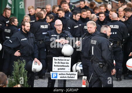 Des agents de police au 'Welcome to hell' manifestation contre le sommet du G20 à Hambourg, Allemagne, 6 juillet 2017. Photo : Boris Roessler/dpa Banque D'Images