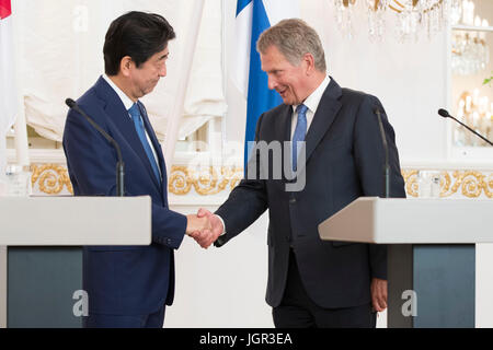Helsinki, Finlande. 10 juillet, 2017. Le Président finlandais Sauli Niinisto (R), serre la main avec les visites du Premier ministre japonais Shinzo Abe après une conférence de presse au Palais présidentiel à Helsinki, Finlande, 10 juillet 2017. Credit : Matti Matikainen/Xinhua/Alamy Live News Banque D'Images