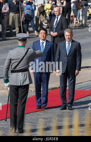 Helsinki, Finlande. 10 juillet, 2017. Le Président finlandais Sauli Niinisto (1e R) et la visite du Premier ministre japonais Shinzo Abe (2L) assister à une cérémonie d'accueil dans la région de Helsinki, Finlande, le 10 juillet 2017. Credit : Matti Matikainen/Xinhua/Alamy Live News Banque D'Images