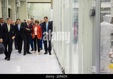 Dans cette photo publiée par la National Aeronautics and Space Administration (NASA) des États-Unis Vice-président Mike Pence DE LA NASA tours Kennedy Space Center (KSC) Bâtiment des opérations et des vérifications avec, de gauche à droite, KSC réalisateur Robert D. Cabana, sénateur américain Marco Rubio (républicain de Floride), Marillyn Hewson, président du conseil, président et chef de la direction de Lockheed Martin, et d'agir l'administrateur de la NASA Robert Lightfoot, jeudi, 6 juillet, 2017, à Cape Canaveral, en Floride. Crédit : Aubrey Gemignani obligatoire/NASA via CNP /MediaPunch Banque D'Images