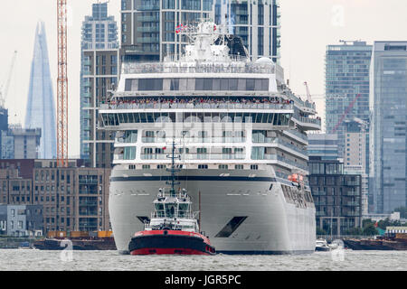 Woolwich, Londres, Royaume-Uni. 10 juillet, 2017. Bateau de croisière Viking Sea illustré quitter Londres aujourd'hui, après avoir passé plusieurs jours amarrés à Greenwich. Les 227 mètres de longueur de bateau a été baptisé dans la capitale l'an dernier - le plus grand navire de croisière jamais une cérémonie de baptême sur la Tamise. Rob Powell/Alamy Live News Banque D'Images