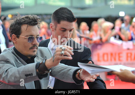 Fichier - Un fichier photo datée du 19 juillet 2013 nous montre l'acteur Johnny Depp de signer des autographes lors de la première de son film Lone Ranger, à Berlin, Allemagne. Photo : Paul Zinken/dpa Banque D'Images