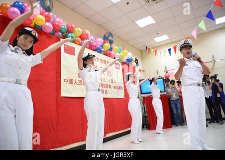 (170710) -- HONG KONG, le 10 juillet 2017 (Xinhua) -- Des soldats de la Chine porte-avions du Liaoning effectuer lors de la visite de l'Ho Leung Ting Kit de soin et d'attention de l'Asie Accueil Women's League Limited à Hong Kong, Chine du sud, le 10 juillet 2017. Environ 60 soldats et officiers de porte-avions Liaoning a visité les anciens de la garde et de l'attention accueil lundi. (Xinhua/Wang Shen) (zkr) Banque D'Images