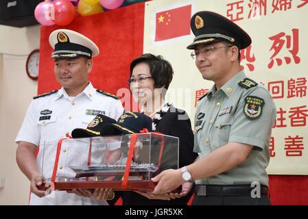 (170710) -- HONG KONG, le 10 juillet 2017 (Xinhua) -- Les dirigeants de la Chine, porte-avions Liaoning présent à la souvenirs Ho Leung Ting Kit de soin et d'attention de l'Asie Accueil Women's League Limited à Hong Kong, Chine du sud, le 10 juillet 2017. Environ 60 soldats et officiers de porte-avions Liaoning a visité les anciens de la garde et de l'attention accueil lundi. (Xinhua/Wang Shen) (zkr) Banque D'Images