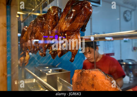 Londres, Royaume-Uni. Canard rôti et autres viandes sur l'affichage à la saison quatre populaires, wc séparés. Bang Bang Foodhall Oriental célèbre son ouverture officielle à Colindale, au nord de Londres. L'article sur le site de l'ancienne ville orientale, Bang Bang Foodhall Oriental offrant 27 stalles apporte différentes cuisines asiatiques et a été créé autour de la formule de restauration qui sont très populaires en Asie. Crédit : Stephen Chung / Alamy Live News Banque D'Images