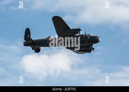 Yeovilton, Royaume-Uni, 8 juillet 2017, la bataille d'Angleterre Vols Memorial Avro Lancaster PA 474 a fait sa première apparition publique à Yeovilton après ses 9 mois de gros travaux d'entretien à Duxford où elle a également reçu une redécoration le côté bâbord est maintenant propriétaire parée des couleurs de l'escadron 460 de la Royal Australian Air Force AR-L pour le chef qui a volé de RAF Binbrook à partir de 1943 jusqu'à ce qu'elle a été perdu après avoir été présenté par flack avec la perte de son équipage tout en attaquant V-1 sites en France au 3ème Auguat 1944, et d'un schéma représentant un escadron de la RAF Waddington sur la base 50 Banque D'Images