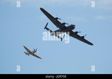 Yeovilton, Royaume-Uni, 8 juillet 2017, la bataille d'Angleterre Vols Memorial Avro Lancaster PA 474 a fait sa première apparition publique à Yeovilton après ses 9 mois de gros travaux d'entretien à Duxford où elle a également reçu une redécoration le côté bâbord est maintenant propriétaire parée des couleurs de l'escadron 460 de la Royal Australian Air Force AR-L pour le chef qui a volé de RAF Binbrook à partir de 1943 jusqu'à ce qu'elle a été perdu après avoir été présenté par flack avec la perte de son équipage tout en attaquant V-1 sites en France au 3ème Auguat 1944, et d'un schéma représentant un escadron de la RAF Waddington sur la base 50 Banque D'Images