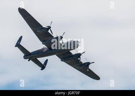 Yeovilton, Royaume-Uni, 8 juillet 2017, la bataille d'Angleterre Vols Memorial Avro Lancaster PA 474 a fait sa première apparition publique à Yeovilton après ses 9 mois de gros travaux d'entretien à Duxford où elle a également reçu une redécoration le côté bâbord est maintenant propriétaire parée des couleurs de l'escadron 460 de la Royal Australian Air Force AR-L pour le chef qui a volé de RAF Binbrook à partir de 1943 jusqu'à ce qu'elle a été perdu après avoir été présenté par flack avec la perte de son équipage tout en attaquant V-1 sites en France au 3ème Auguat 1944, et d'un schéma représentant un escadron de la RAF Waddington sur la base 50 Banque D'Images