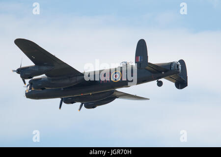 Yeovilton, Royaume-Uni, 8 juillet 2017, la bataille d'Angleterre Vols Memorial Avro Lancaster PA 474 a fait sa première apparition publique à Yeovilton après ses 9 mois de gros travaux d'entretien à Duxford où elle a également reçu une redécoration le côté bâbord est maintenant propriétaire parée des couleurs de l'escadron 460 de la Royal Australian Air Force AR-L pour le chef qui a volé de RAF Binbrook à partir de 1943 jusqu'à ce qu'elle a été perdu après avoir été présenté par flack avec la perte de son équipage tout en attaquant V-1 sites en France au 3ème Auguat 1944, et d'un schéma représentant un escadron de la RAF Waddington sur la base 50 Banque D'Images